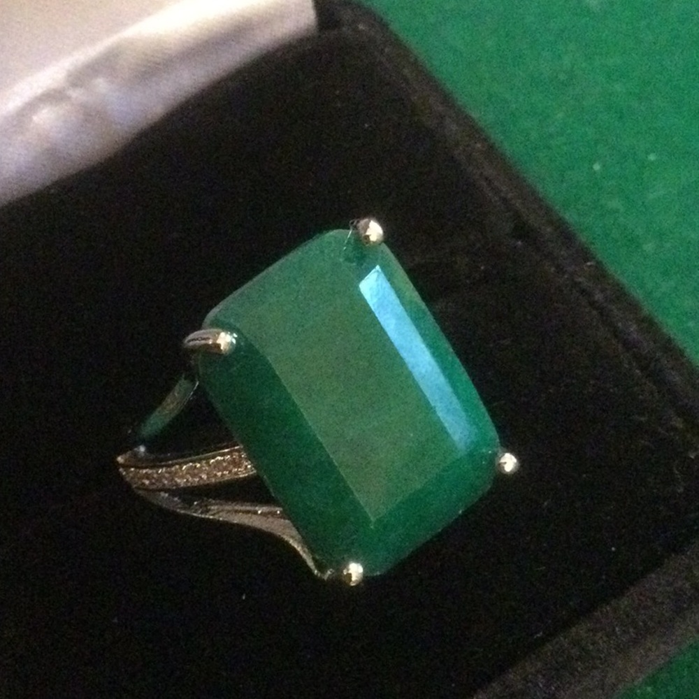 Amazing Emerald Cut Genuine Emerald at Wholesale - Picture 10 of 11